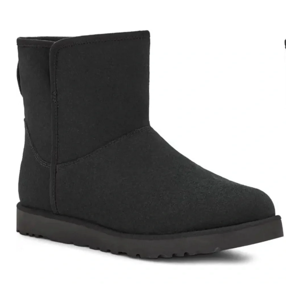 Ugg Cory II Genuine Shearling Lined Boot in black size 6